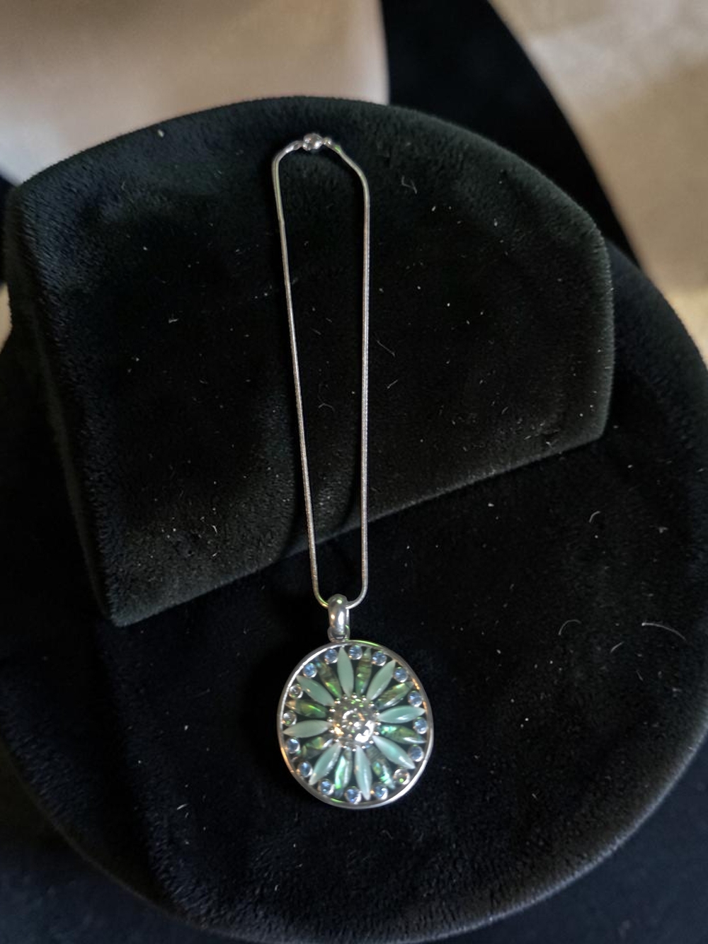 New Silver  Green Sunburst Flower Medallion Necklace